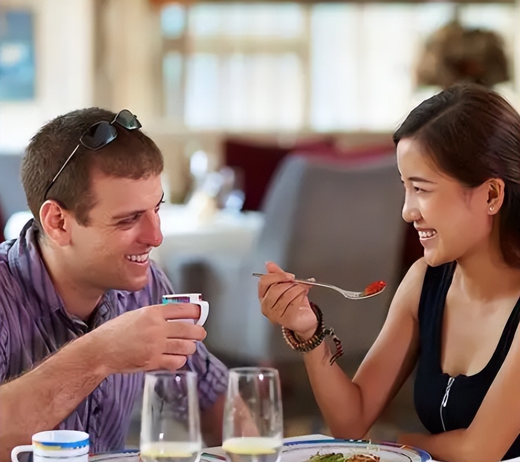 How to Keep a Conversation Going with a Guy (No More Silent Lulls)