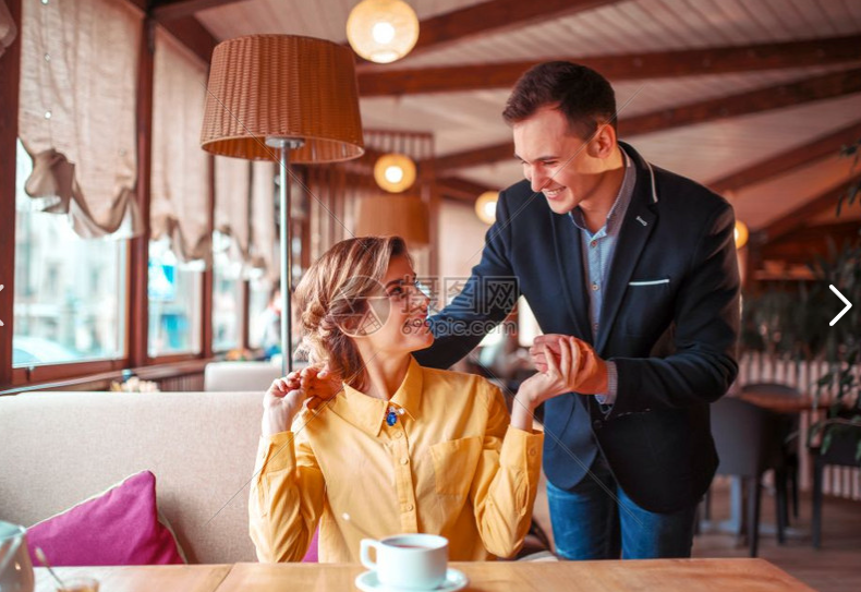 How to Show Interest in a Girl on a Date (Without Being Too Clingy)