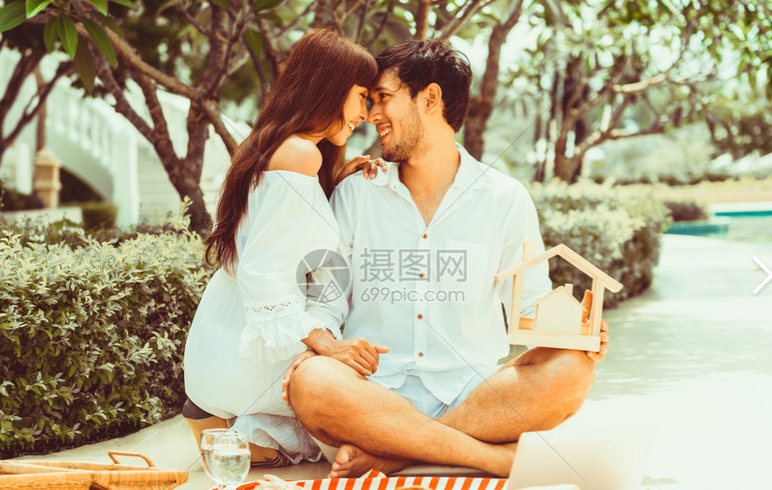 How to Keep a Conversation Flowing on a Date (No More Awkward Silences)